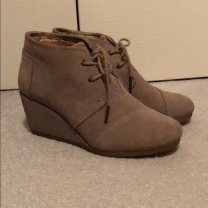 Tom’s lace up wedge booties 7.5